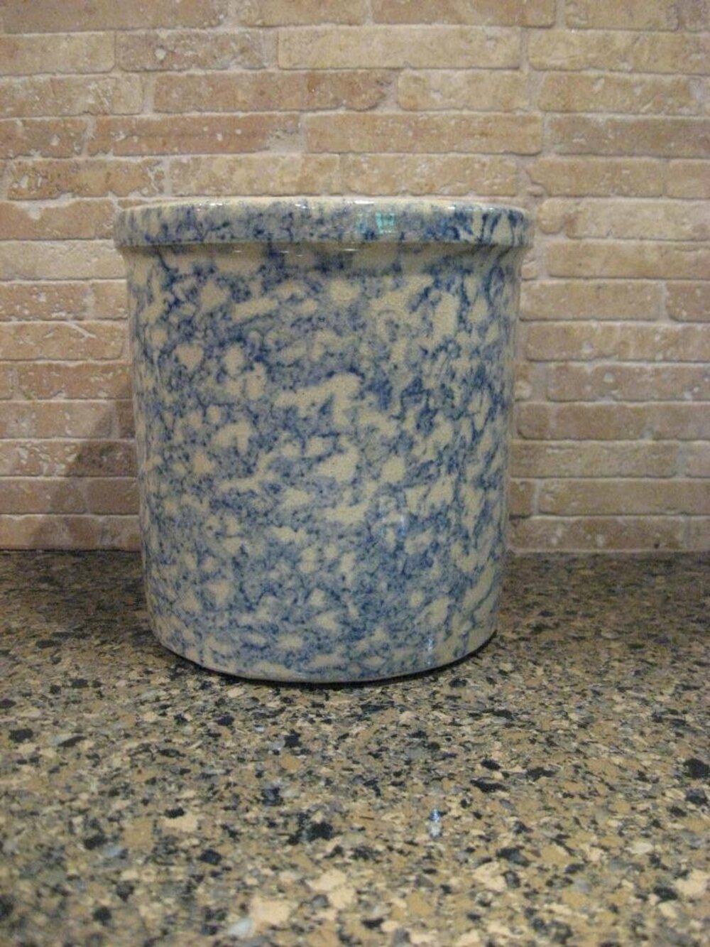 R.R.P. ROBINSON RANSBOTTOM BLUE SPONGEWARE 1 QT. HIGH JAR